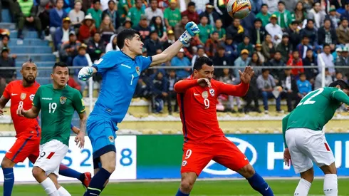 Carlos Lampe despeja el balón ante Chile (Foto: Agencia Uno)