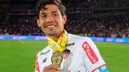 Matías con su medalla de campeón junto a Junior de Barranquilla (Foto: Instagram @matiasfernandez.14))