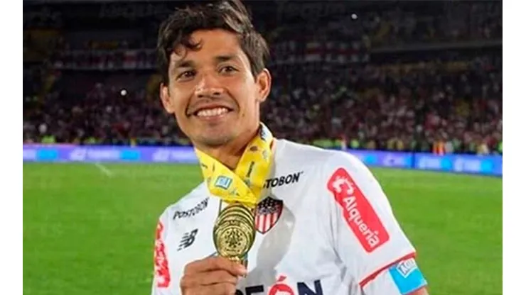 Matías con su medalla de campeón junto a Junior de Barranquilla (Foto: Instagram @matiasfernandez.14))
