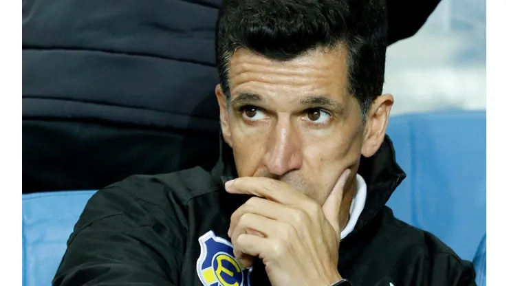 Gustavo Díaz, técnico de Everton, fue expulsado por insultos a la barra de Trasandino (Foto: Agencia Uno)