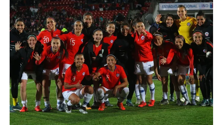 La selección femenina en su despedida de tierras nacionales (Foto: Agencia Uno)