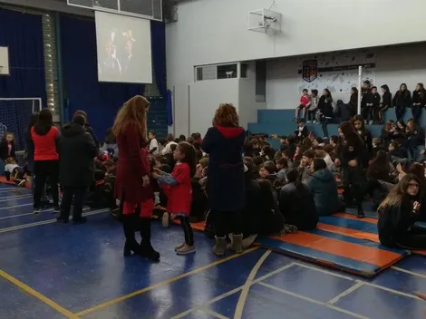 Desde la sala: así apoyan en los colegios a la Roja femenina