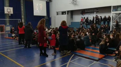 Los colegios de Chile apoyando a la Roja femenina (Foto: Twitter)