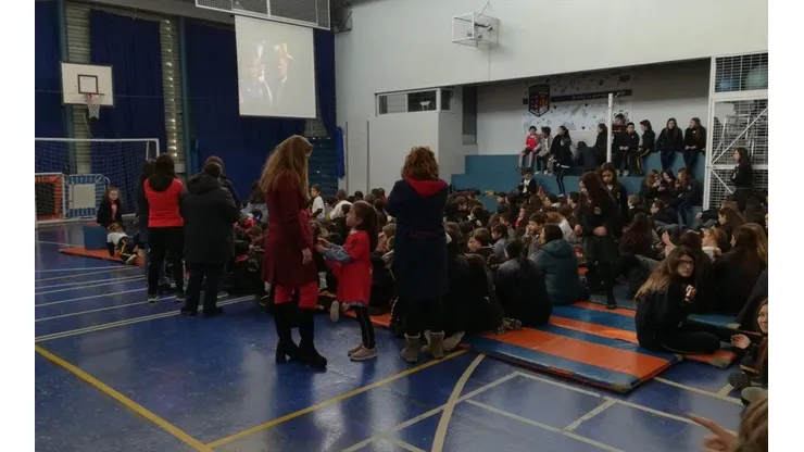 Los colegios de Chile apoyando a la Roja femenina (Foto: Twitter)
