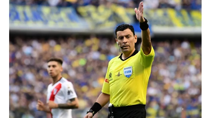 Roberto Tobar dirigiendo la final de ida de Copa Libertadores entre Boca Juniors y River Plate (Foto: Getty Images)
