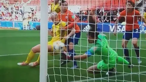 La increíble tapada de Christiane Endler está dentro de lo mejor visto en el Mundial de Francia