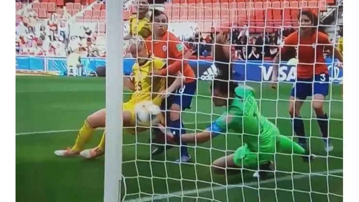 La increíble tapada de Christiane Endler está dentro de lo mejor visto en el Mundial de Francia