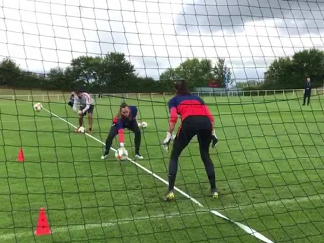 Sexto sentido: Tiane Endler percibe un balón a su espalda y se gira mágicamente