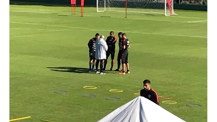 La foto de los cuatro del fondo y Maripán marginado de la conversación