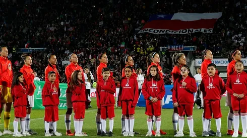 Selección chilena canta el himno nacional en su despedida (Foto: Agencia Uno)