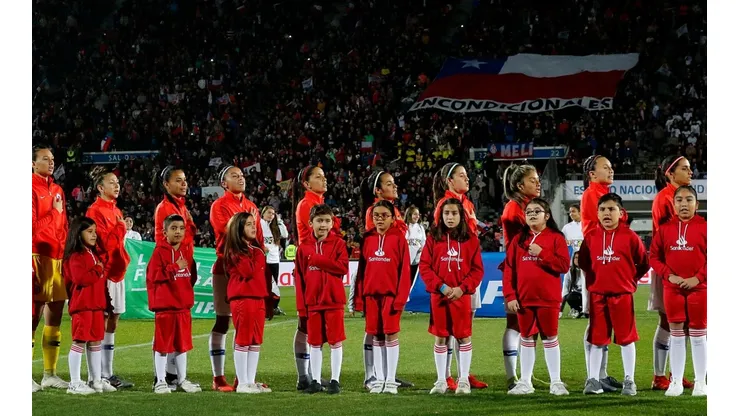 Selección chilena canta el himno nacional en su despedida (Foto: Agencia Uno)