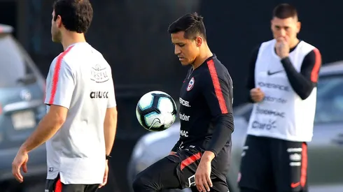 Alexis Sánchez entrena junto a sus compañeros (Foto: Agencia Uno)