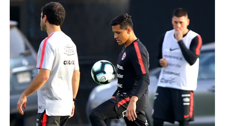 Alexis Sánchez entrena junto a sus compañeros (Foto: Agencia Uno)