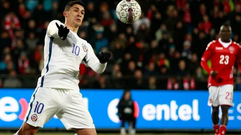 Pedro Pablo Hernández controla el balón en duelo ante Dinamarca (Foto: Agencia Uno)