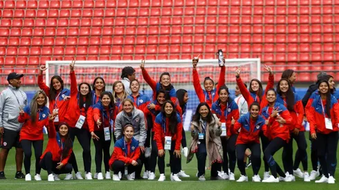 Las chilenas posaron sonrientes en el estadio de Rennes