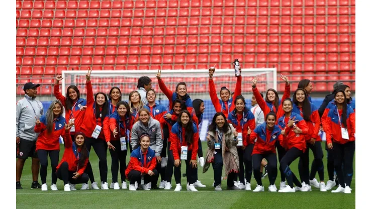 Las chilenas posaron sonrientes en el estadio de Rennes