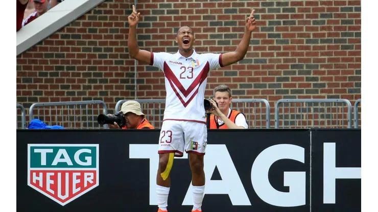 Salomón Rondón celebra el tanto que lo deja como goleador histórico de Venezuela (Foto: Getty Images)