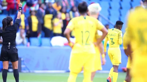 María Carvajal mostró una roja ayudada por el VAR.