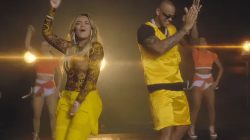 Karol G y Leo Santana en el himno de Copa América