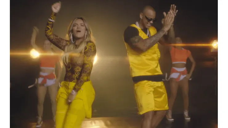 Karol G y Leo Santana en el himno de Copa América