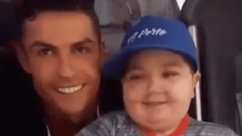 Cristiano Ronaldo junto a pequeño fanático