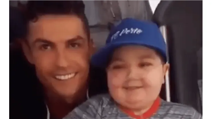 Cristiano Ronaldo junto a pequeño fanático