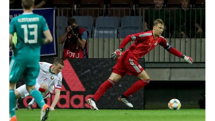 Manuel Neuer eludiendo a su rival durante el partido entre Alemania y Bielorrusia (Foto: Getty Images)