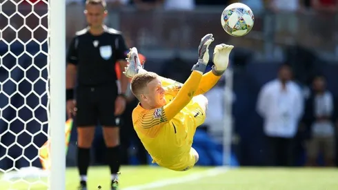 Pickford le ataja el penal a Drmic