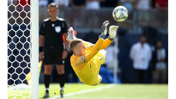 Pickford le ataja el penal a Drmic