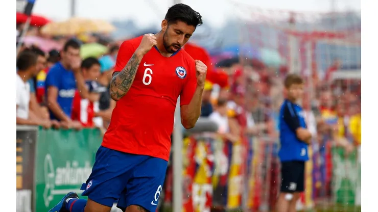 Guillermo Maripán anotando por la Roja (Foto: Agencia Uno)