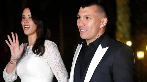 Gary Medel y su esposa