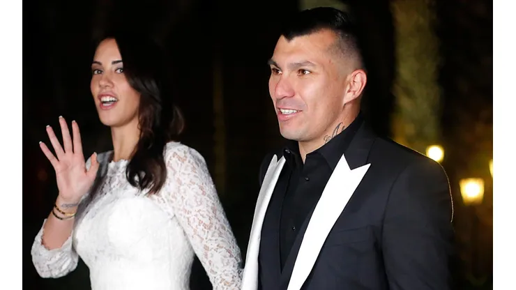 Gary Medel y su esposa
