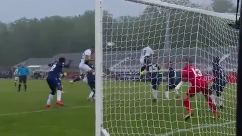 Cabezazo con todo de Gattas