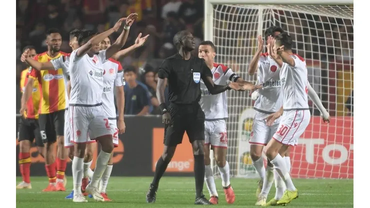 Jugadores del Esperance y el Wydad Casablanca protestando el cobro del juez en la final de la Champions africana