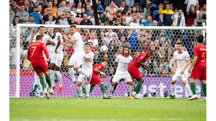 Ronaldo se manda feroz golazo de tiro libre en la Nations League