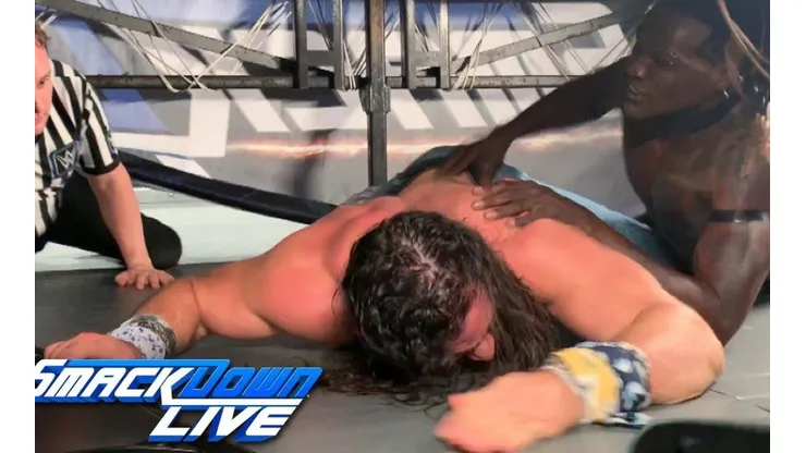 R-Truth gana por cuarta vez el título 24/7 tras vencer a Elias debajo del ring