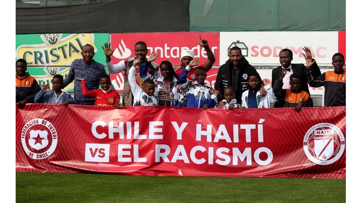 La Roja comparte con niños haitianos en Juan Pinto Durán