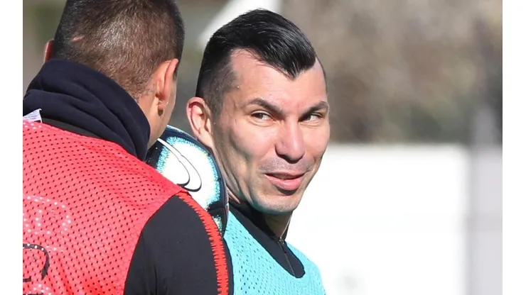 Gary Medel se hará exámenes este martes