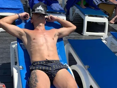 Despreocupado: Marcelo Díaz toma sol en Ibiza con un gorro de Fortnite