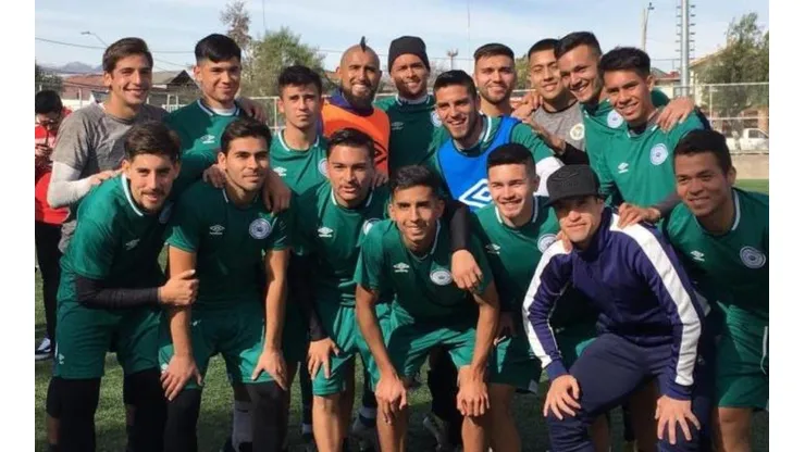 Arturo Vidal compartió con el plantel de Rodelindo Román