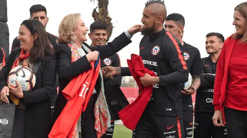 Cecilia Morel junto al plantel de Chile en Juan Pinto Durán. (Foto: Cecilia Morel)