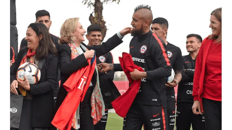 Cecilia Morel junto al plantel de Chile en Juan Pinto Durán. (Foto: Cecilia Morel)