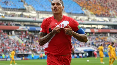 Paolo Guerrero se cree el cuento con Perú