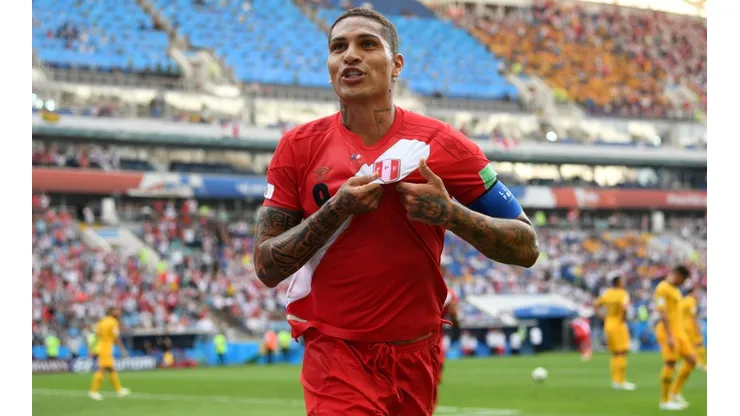 Paolo Guerrero se cree el cuento con Perú