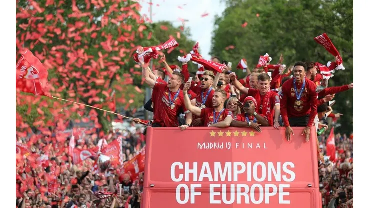 Un mar de gente desborda las calles de Liverpool para celebrar