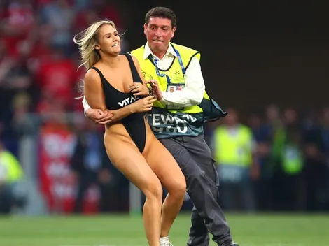 Mujer semi desnuda invade la final de Champions League