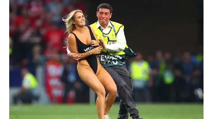 Mujer semi desnuda invade la final de Champions League