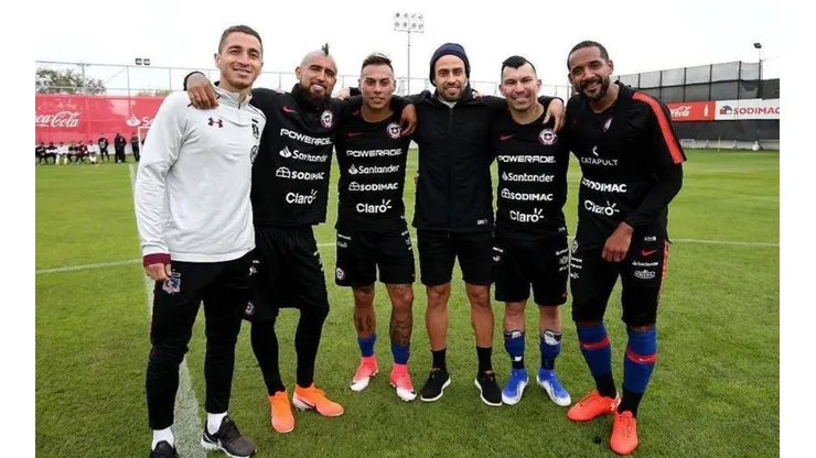 Valdivia y Carmona junto a Vidal, Bose, Medel y Vargas