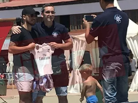 Hazard ya posa con la camiseta del Real Madrid