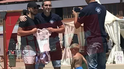 Hazard firma autógrafos merengues y posa con la camiseta del Real Madrid.
